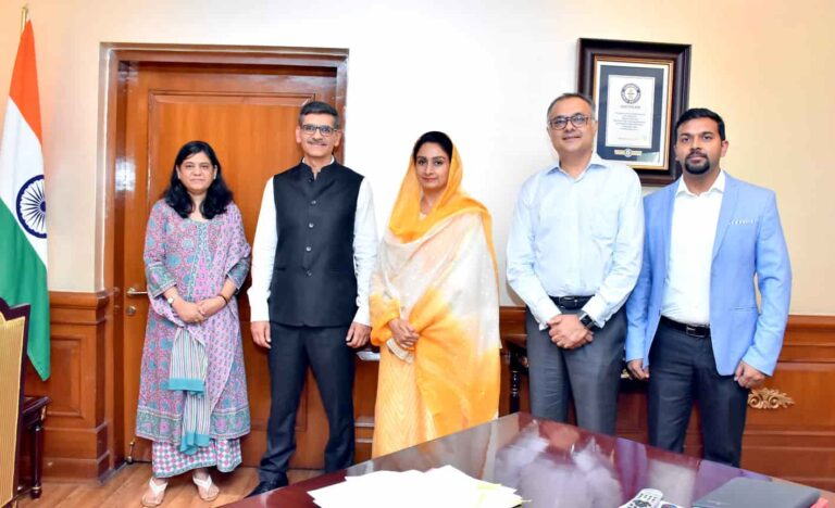 With Smt. Harsimrat Kaur Badal, Former Union Minister for Food Processing Industries, GoI; Mr. Hemant Malik, CEO-Food Division, ITC Limited, Mr. Mohit Anand, Managing Director, Kelloggs India and Ms. Jyoti Vij, DSG, FICCI